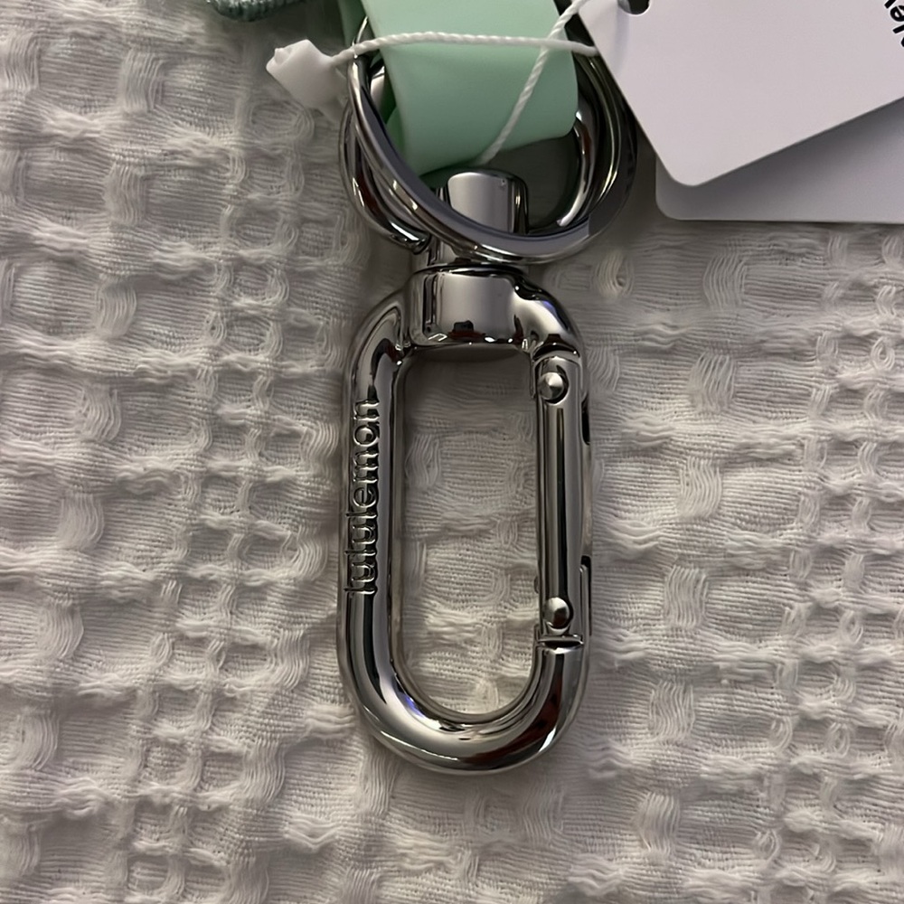 🩵Lululemon mint moment/pitch blue never lost keychain!!!!! NWT!! My fav color🩵 - Picture 4 of 7